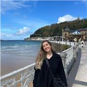 Maestra de Educación Infantil. Doy clases de matemáticas o cualquier materia de primaria e inferiores. Tengo el título de inglés con nivel C1 por lo que también doy clases de inglés